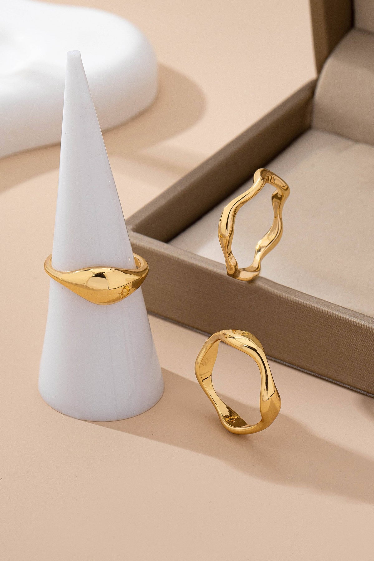 Stacked Wavy Rings